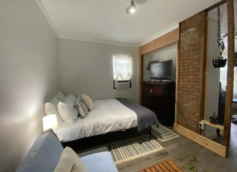 Studio Apt W Garden Kingston Exterior photo