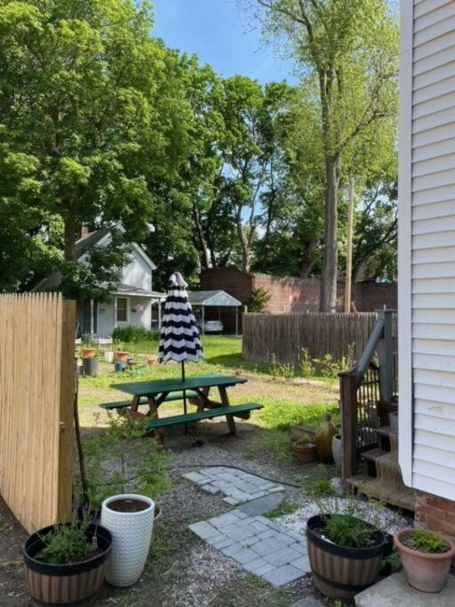 Studio Apt W Garden Kingston Exterior photo